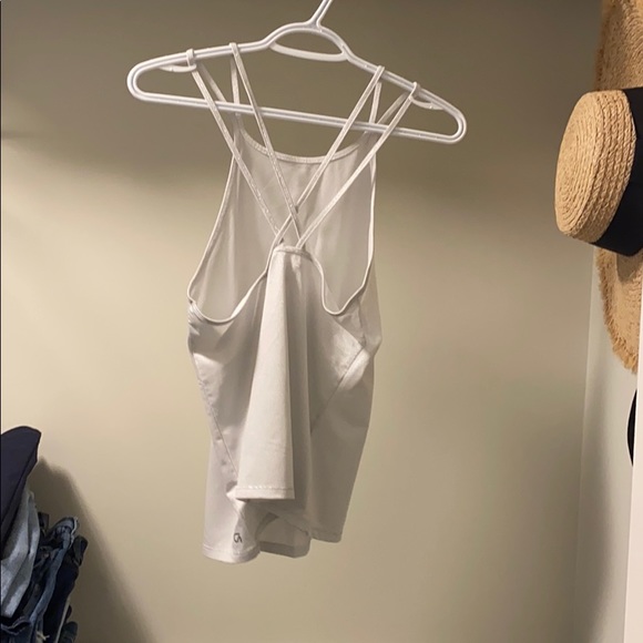 Gap white workout top - Picture 2 of 3